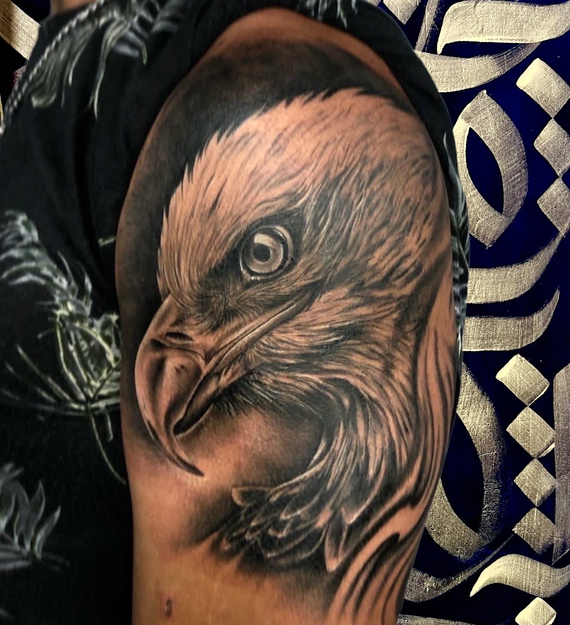 Hombre mostrando manga completa de tatuaje en estilo blackwork con mandalas y patrones geométricos oscuros